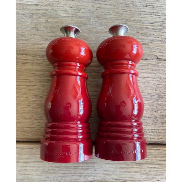 Le Creuset Petite Salt And Pepper Mill Set Cerise Cherry Red NEW - Picture 3 of 7